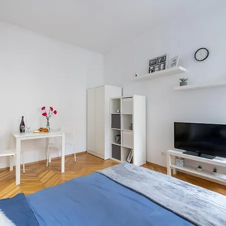 Krakowskie Przedmiescie 63: Private In Old Town